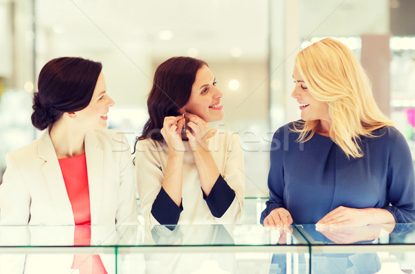 Gelukkig vrouwen kiezen oorbellen sieraden store Stockfoto © dolgachov