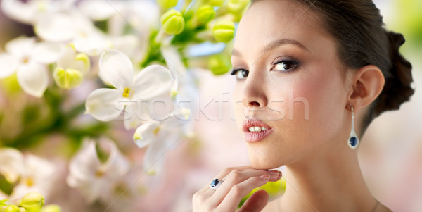 Mujer hermosa pendiente dedo anillo belleza joyas Foto stock © dolgachov