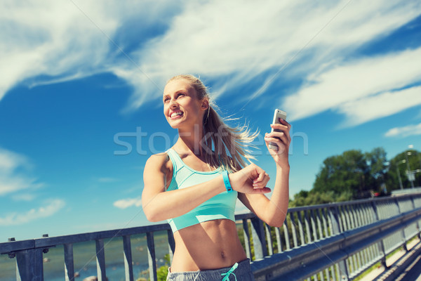 快樂 女子 心臟率 看 智能手機 健身 商業照片 © dolgachov