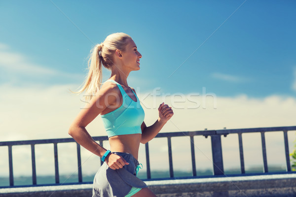 Stockfoto: Glimlachend · jonge · vrouw · lopen · buitenshuis · fitness · sport