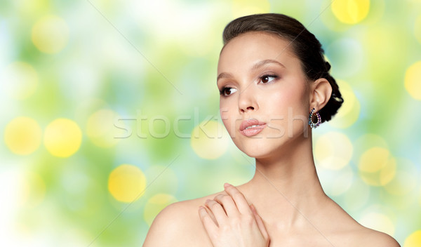 Femeie frumoasa faţă cercel frumuseţe bijuterii Imagine de stoc © dolgachov