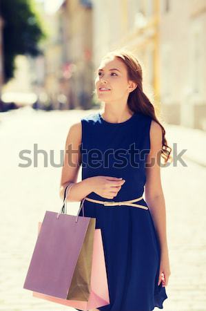 Gelukkig vrouw lopen stad verkoop Stockfoto © dolgachov