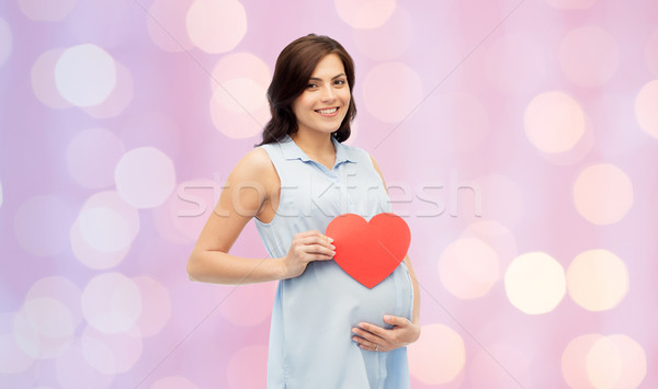 Fericit femeie gravida roşu inimă atingere burtă Imagine de stoc © dolgachov