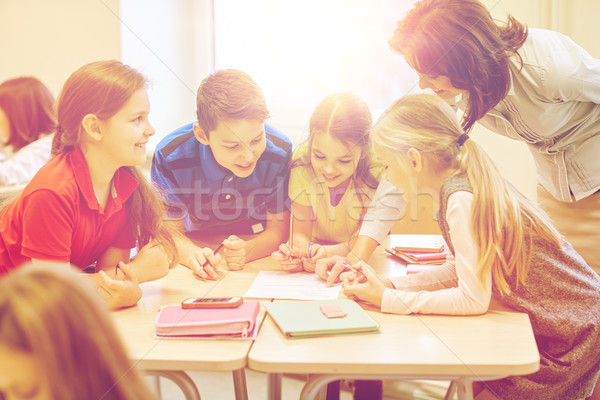 Foto stock: Grupo · escolas · crianças · escrita · corpo · sala · de · aula