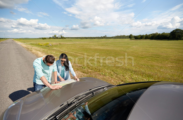 Foto stock: Feliz · hombre · mujer · mapa · de · carreteras · coche · carretera