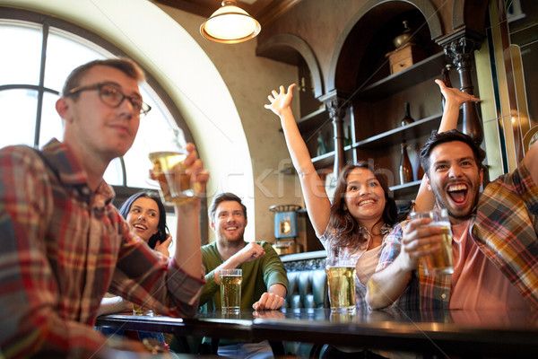 Freunde Bier beobachten Fußball bar Veröffentlichung Stock foto © dolgachov