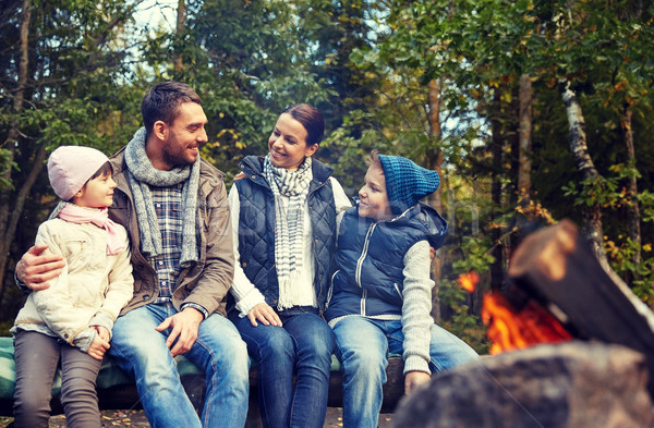 Foto d'archivio: Famiglia · felice · seduta · panchina · campo · fuoco · camping