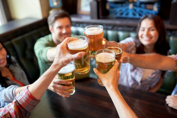 Gelukkig vrienden drinken bier bar pub Stockfoto © dolgachov