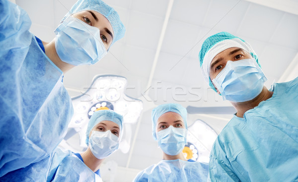 Foto stock: Grupo · cirujanos · sala · de · operaciones · hospital · cirugía · medicina