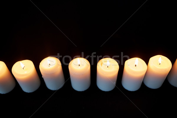 Kaarsen brandend duisternis zwarte rouw vlam Stockfoto © dolgachov