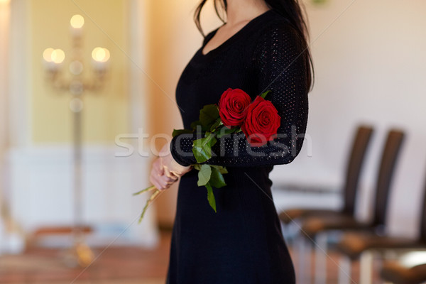 Frau rote Rosen Beerdigung Kirche Menschen Trauer Stock foto © dolgachov