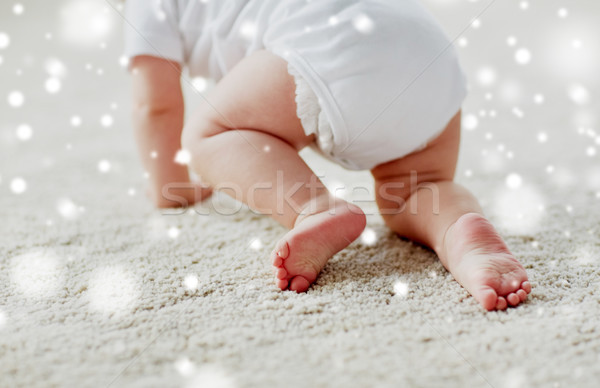 Weinig baby luier kruipen vloer jeugd Stockfoto © dolgachov