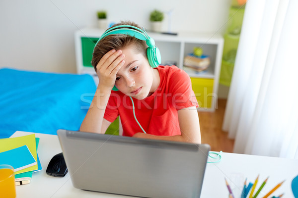 Fiú fejhallgató játszik videojáték laptop technológia Stock fotó © dolgachov