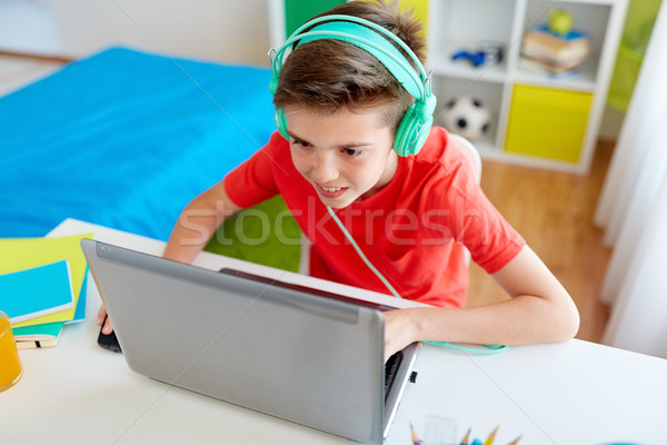 Foto stock: Menino · fones · de · ouvido · jogar · jogo · vídeo · laptop · tecnologia