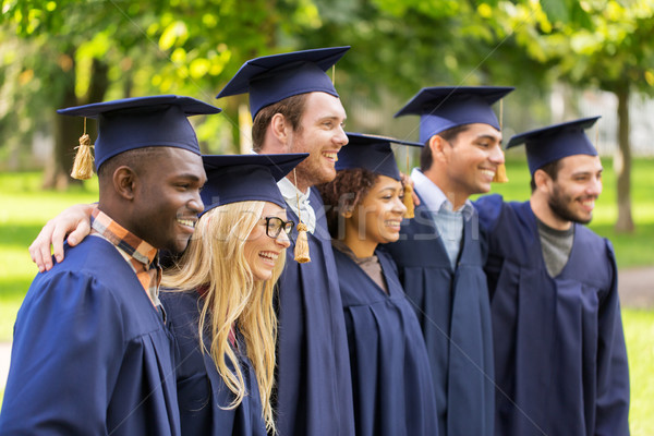 Fericit studenţi burlaci educaţie absolvire oameni Imagine de stoc © dolgachov