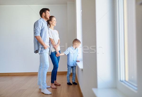 Fericit de familie copil casa noua apartament familie oameni Imagine de stoc © dolgachov