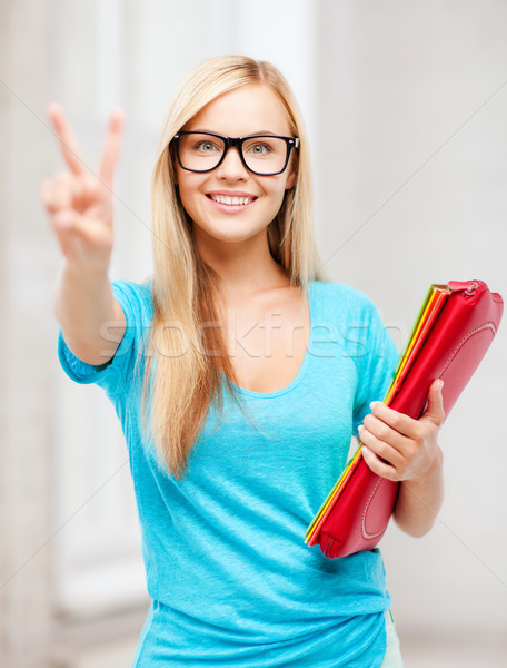 [[stock_photo]]: Souriant · étudiant · dossiers · victoire · signe