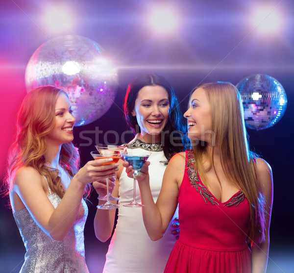 Drie glimlachend vrouwen cocktails disco ball nieuwjaar Stockfoto © dolgachov