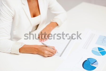 [[stock_photo]]: Femme · d'affaires · travail · graphiques · bureau · affaires · éducation