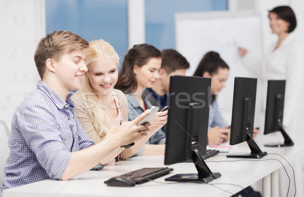 Stockfoto: Studenten · smartphones · onderwijs · technologie · internet