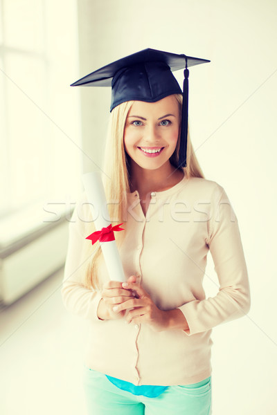 Diák érettségi sapka bizonyítvány boldog nő Stock fotó © dolgachov