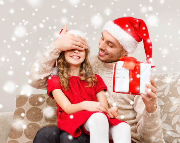 Lächelnd Vater Tochter halten Geschenkbox Weihnachten Stock foto © dolgachov