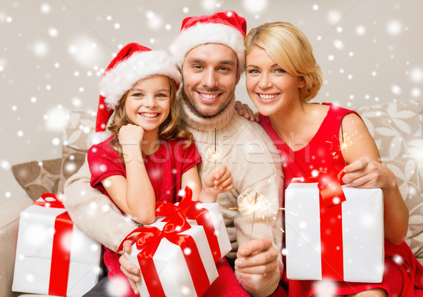 Lächelnd Familie halten viele Weihnachten Stock foto © dolgachov