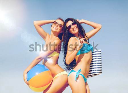 Stock fotó: Kettő · mosolyog · fiatal · nők · tengerpart · nyári · vakáció · ünnepek