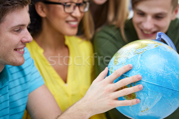 Grupy uśmiechnięty studentów patrząc świecie edukacji Zdjęcia stock © dolgachov
