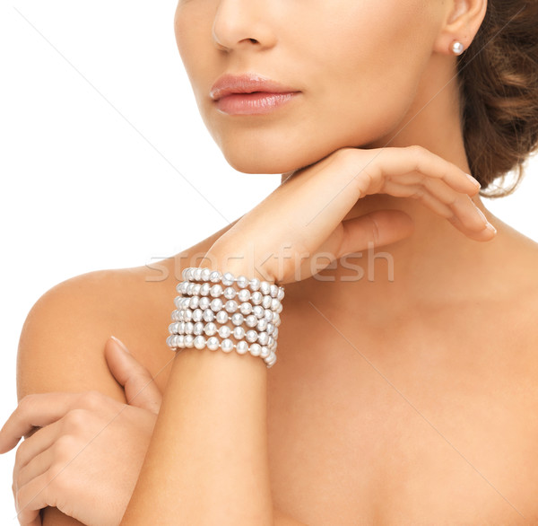 Nő gyöngy fülbevalók karkötő gyönyörű nő visel Stock fotó © dolgachov