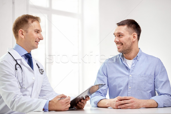 Doctor de sexo masculino paciente portapapeles hospital medicina Foto stock © dolgachov