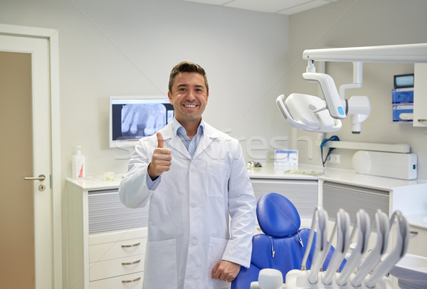 Fericit masculin dentist clinică Imagine de stoc © dolgachov