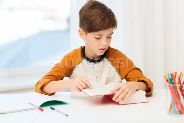 Student jongen lezing boek leerboek home Stockfoto © dolgachov