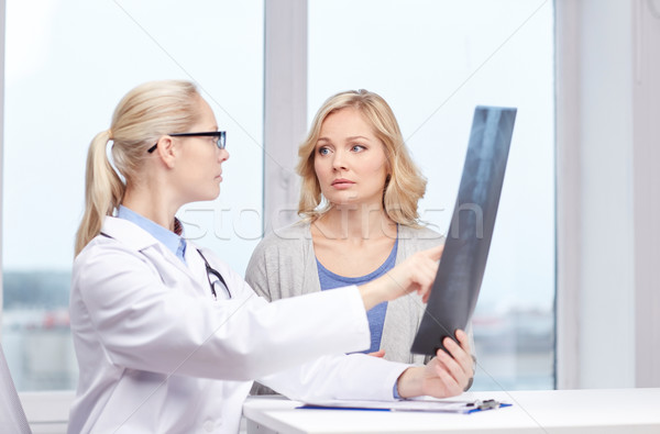 Foto stock: Mujer · paciente · médico · espina · Xray · escanear