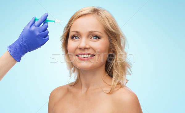 Fericit femeie fata mână seringă frumuseţe cosmetic surgery Imagine de stoc © dolgachov