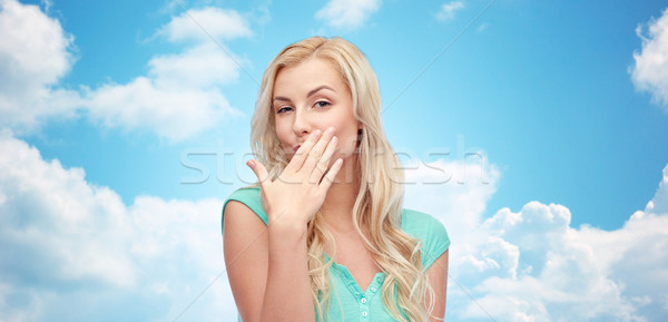 Mosolyog fiatal nő tinilány befogja száját kézmozdulat emberek Stock fotó © dolgachov