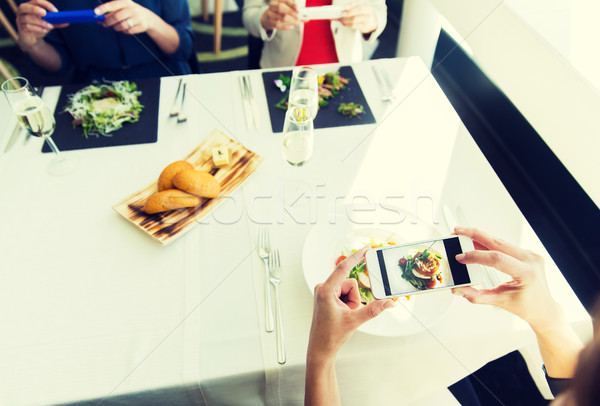 Vrouwen voedsel smartphones mensen vakantie Stockfoto © dolgachov