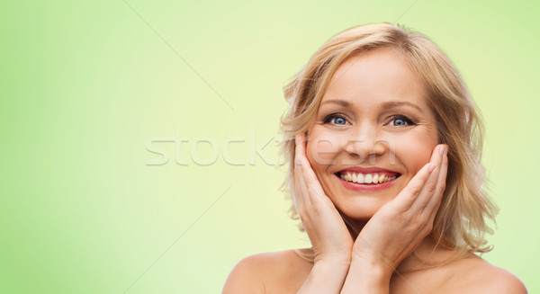 Mujer sonriente desnudo espalda tocar cara belleza Foto stock © dolgachov