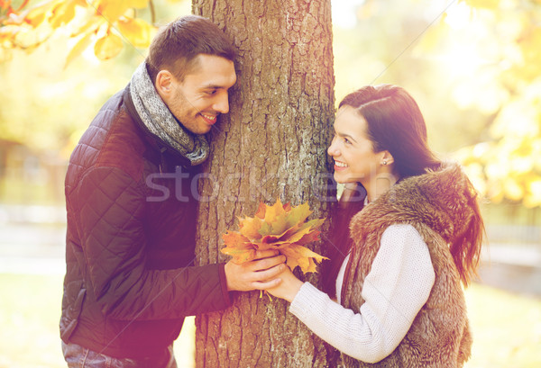 Romantic cuplu joc toamnă parc concediu Imagine de stoc © dolgachov