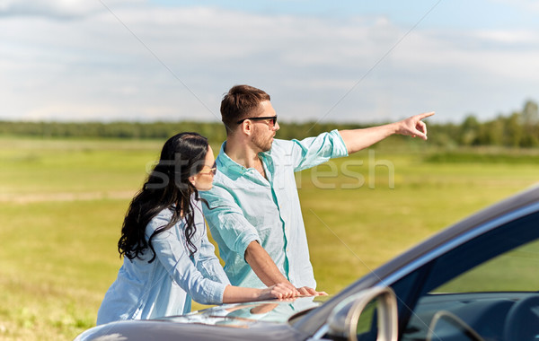 Hombre mujer coche senalando dedo aire libre Foto stock © dolgachov