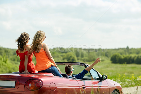 Imagine de stoc: Fericit · prietenii · conducere · cabrioleta · maşină · ţară