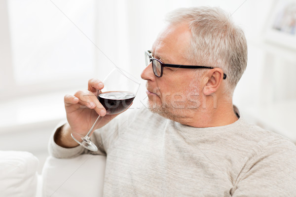 Senior homem potável vinho tinto vidro casa Foto stock © dolgachov