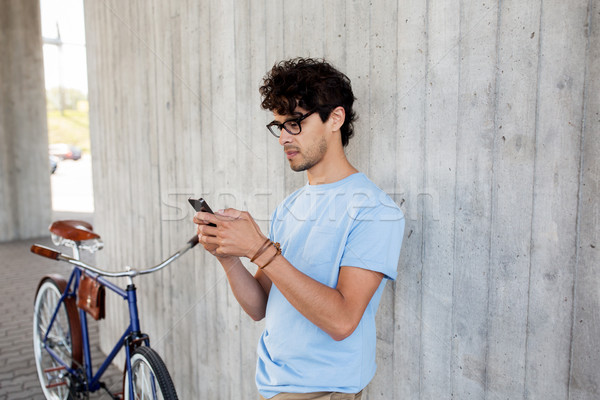 Homme smartphone fixé engins vélo rue [[stock_photo]] © dolgachov