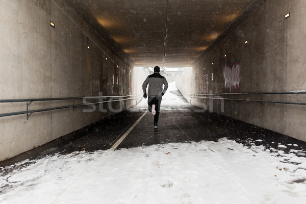 Homme courir métro tunnel hiver fitness Photo stock © dolgachov
