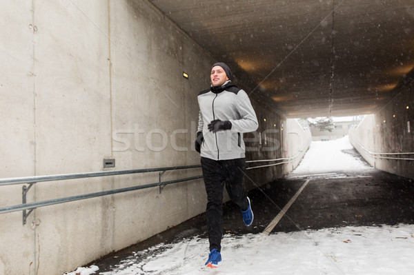 Feliz hombre ejecutando metro túnel invierno Foto stock © dolgachov
