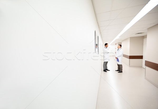 Mężczyzna lekarzy mówić szpitala korytarz kliniki Zdjęcia stock © dolgachov