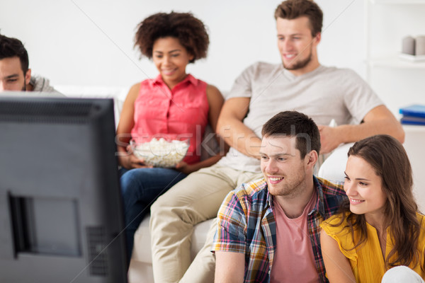 Foto stock: Feliz · amigos · viendo · tv · casa · amistad