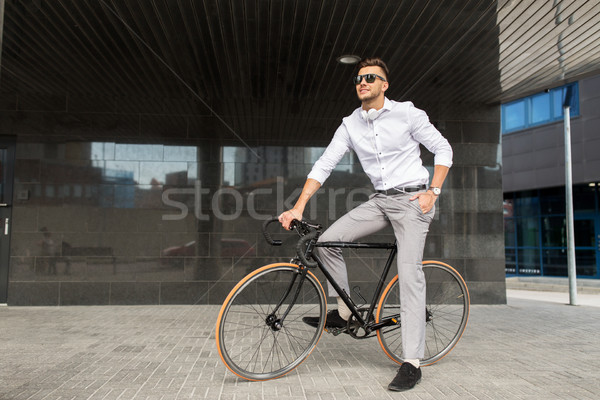 Mann Fahrrad Kopfhorer Stadtstrasse Lifestyle Transport Stock Foto C Dolgachov Stockfresh