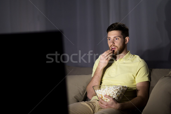 Сток-фото: человека · смотрят · телевизор · еды · попкорн · ночь