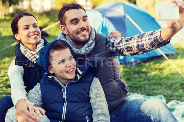 Familie Smartphone Aufnahme Campingplatz camping Wanderung Stock foto © dolgachov